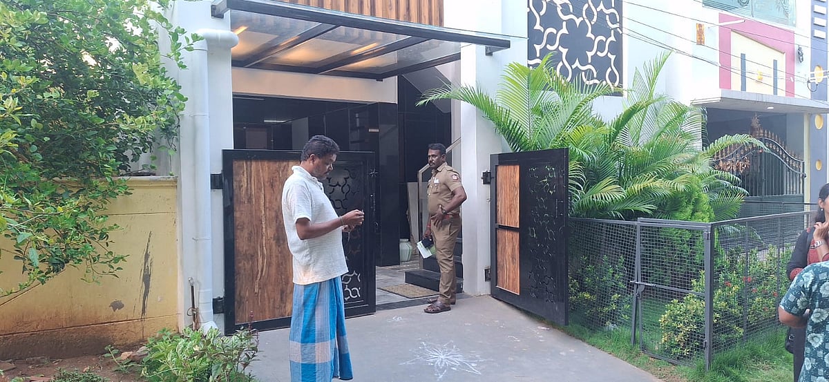 கரூர் | வீட்டின் கதவை  உடைத்து 40 சவரன் நகைகள் கொள்ளை