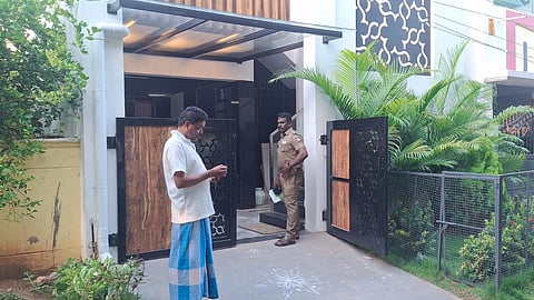வீட்டின் கதவை  உடைத்து 40 சவரன் நகைகள் கொள்ளை