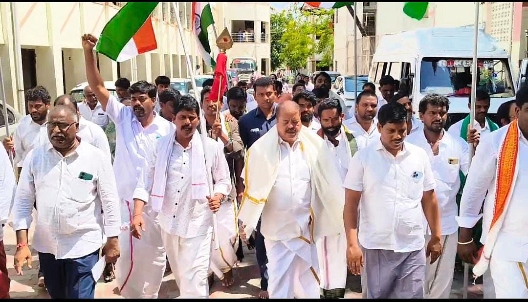 ஜனசேனா கட்சியினர் பழனியில் தரிசனம்