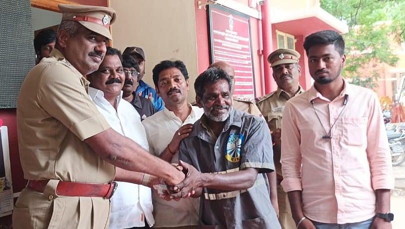 தங்கச் செயின் காவல் நிலையத்தில் ஒப்படைத்த தூய்மை பணியாளர்  