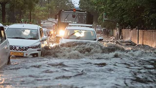 டெல்லியில் பலத்த காற்று.. கனமழை.. விமானச் சேவை பாதிப்பு!