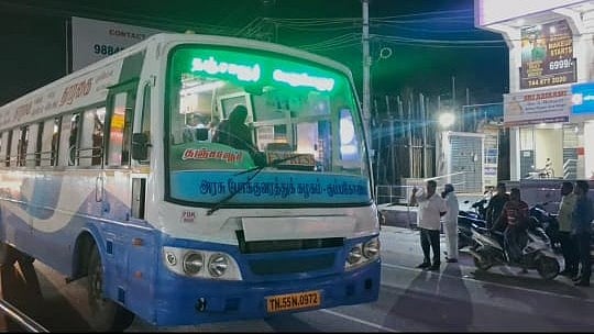 திடீரென நிறுத்தப்பட்ட பேருந்து – தவறி விழுந்து நடத்துநர் உயிரிழப்பு