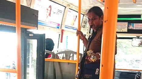 மதுரை | அரசு போக்குவரத்துக் கழக முதல் பெண் நடத்துநர் முருகேஸ்வரி 