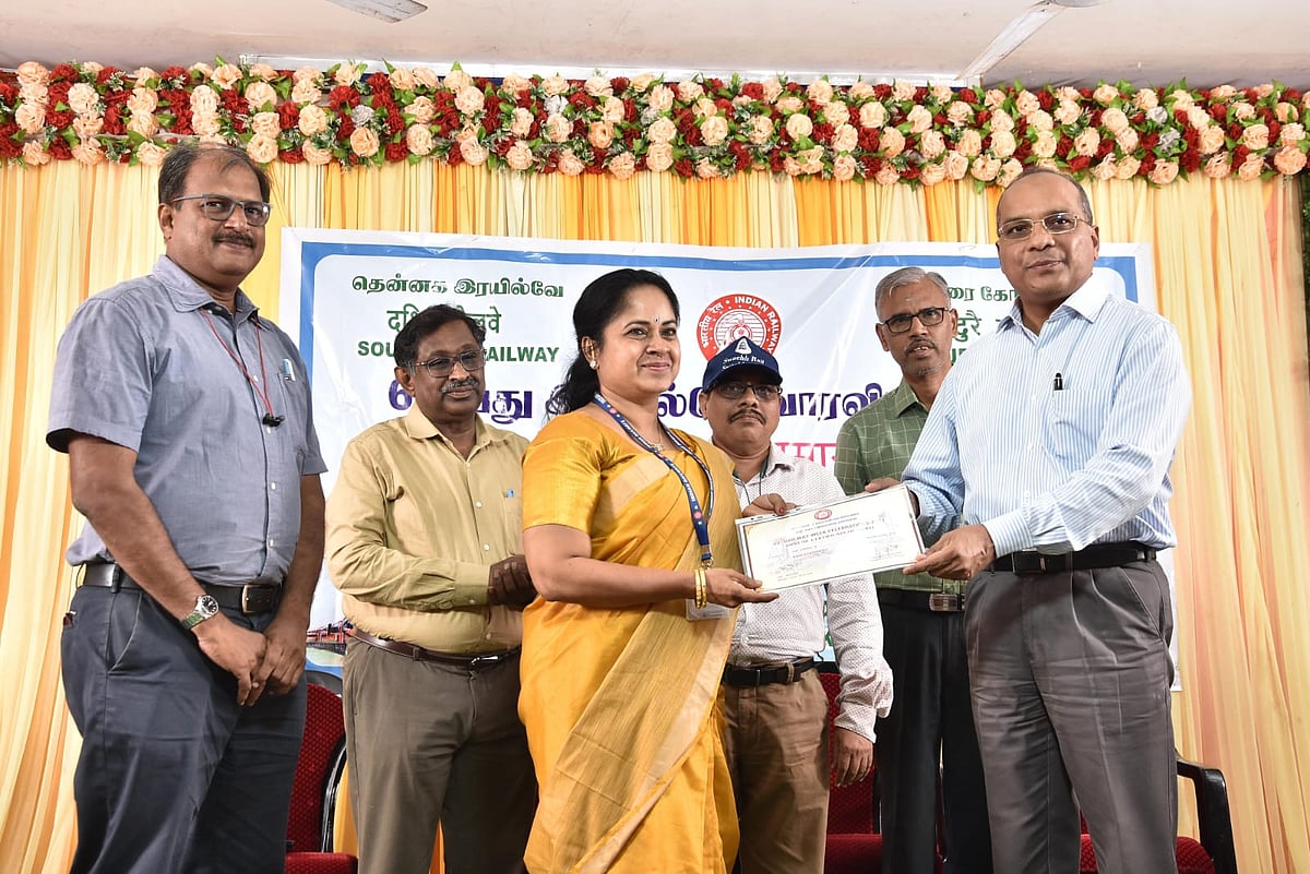 சிறப்பாக பணியாற்றிய  ஊழியர்களுக்கு 'ரயில் சேவா புரஸ்கார்' விருது