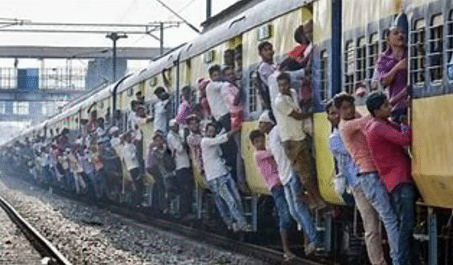 மகாராஷ்டிரா| ரயிலிலிருந்து கீழே விழுந்த பயணிகள்.. 5 பேர் உயிரிழப்பு!