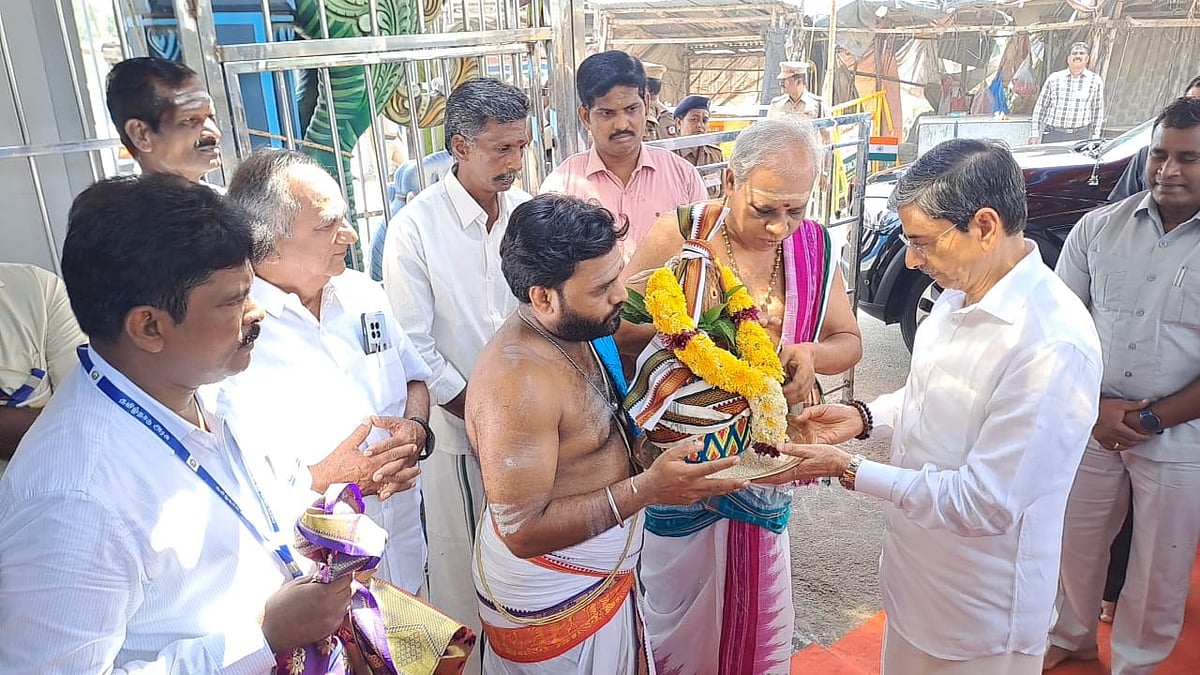 சிறுவாபுரி முருகன் கோயிலில் தமிழக ஆளுநர் ஆர்.என்.ரவி சாமி தரிசனம்