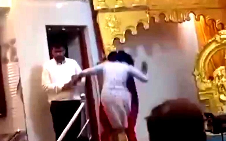 கர்நாடகா | இரண்டாம் திருமணம் செய்ய முயன்ற கணவனை காலணியால் அடித்த மனைவி