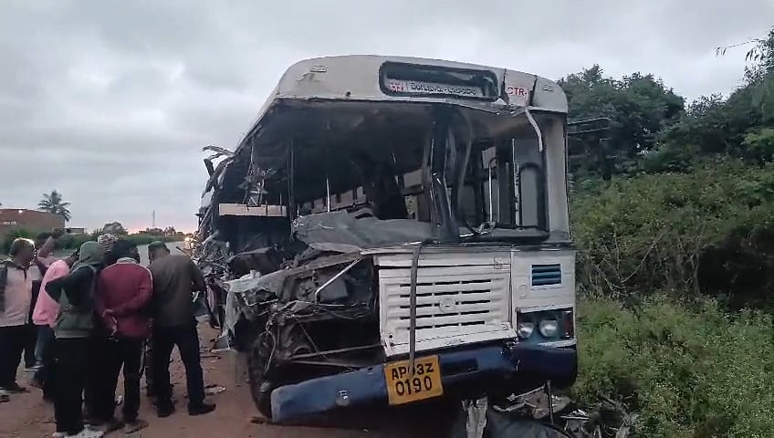 கர்நாடகாவில் நிகழ்ந்த சாலை விபத்து  - 4 பேர் உயிரிழப்பு