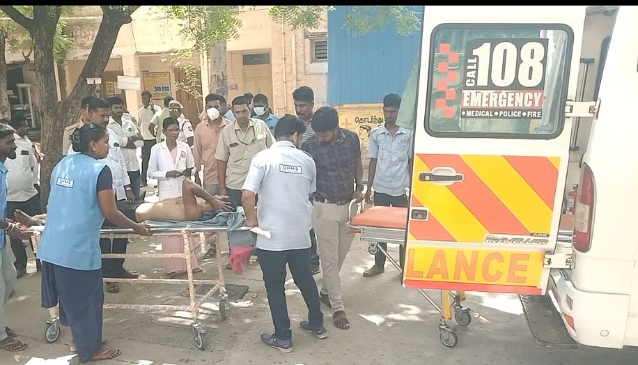 தூத்துக்குடி | லாரி மீது கார் மோதிய விபத்து -  4 பேர் உயிரிழப்பு