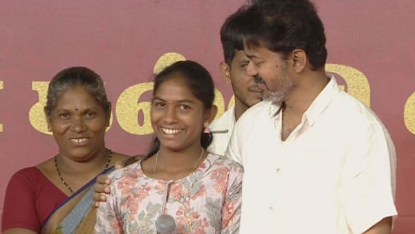 JEE தேர்வில் வெற்றிபெற்ற பழங்குடியின மாணவி; 2 லட்சம் ஊக்கத்தொகை வழங்கிய தவெக தலைவர் விஜய்!