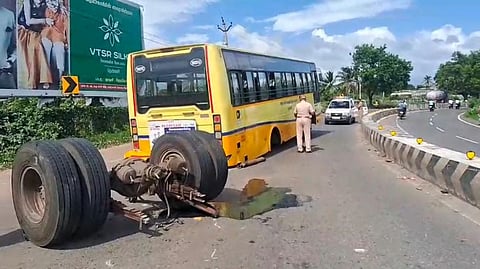 ஓடும் அரசு பேருந்தில் இருந்து கழன்று ஓடிய சக்கரங்கள்