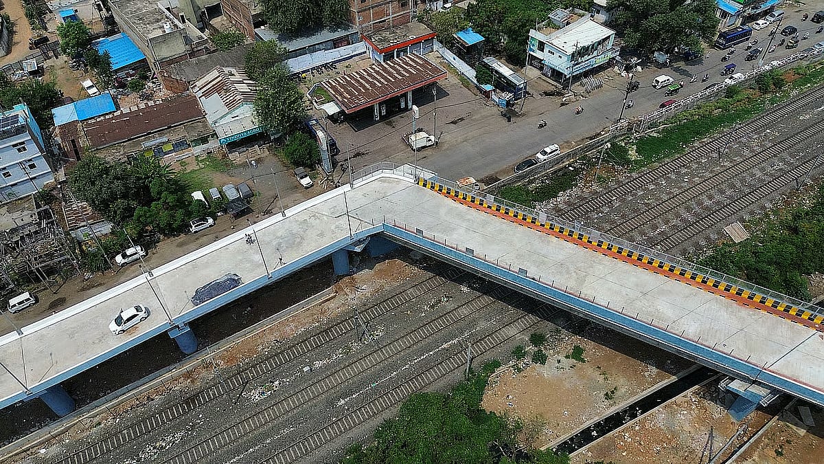 ம.பி. | சர்ச்சையை சந்தித்த '90 டிகிரி' போபால் ரயில் பாலம்.. 7 பொறியாளர்கள் சஸ்பெண்ட்!