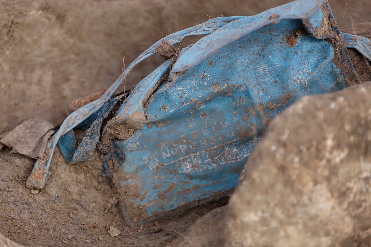 இலங்கை | மனிதப் புதைகுழியில் சிறுமியின் எலும்புக்கூடுடன் கிடைத்த புத்தகப்பை! 