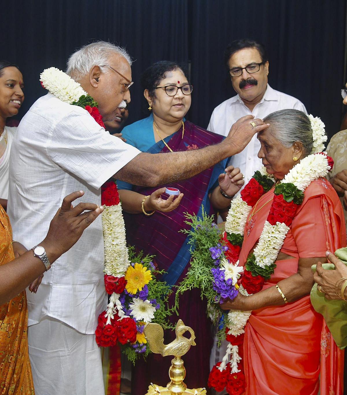 இட்ஸ் நெவர் டூ லட்.. முதியோர் இல்லத்தில் நடந்த காதல் திருமணம்..கேரளாவில் நிகழ்ந்த சுவாரஸ்யம்..!