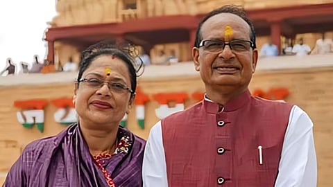 union minister shivraj singh chouhan forgets wife at gujarat event