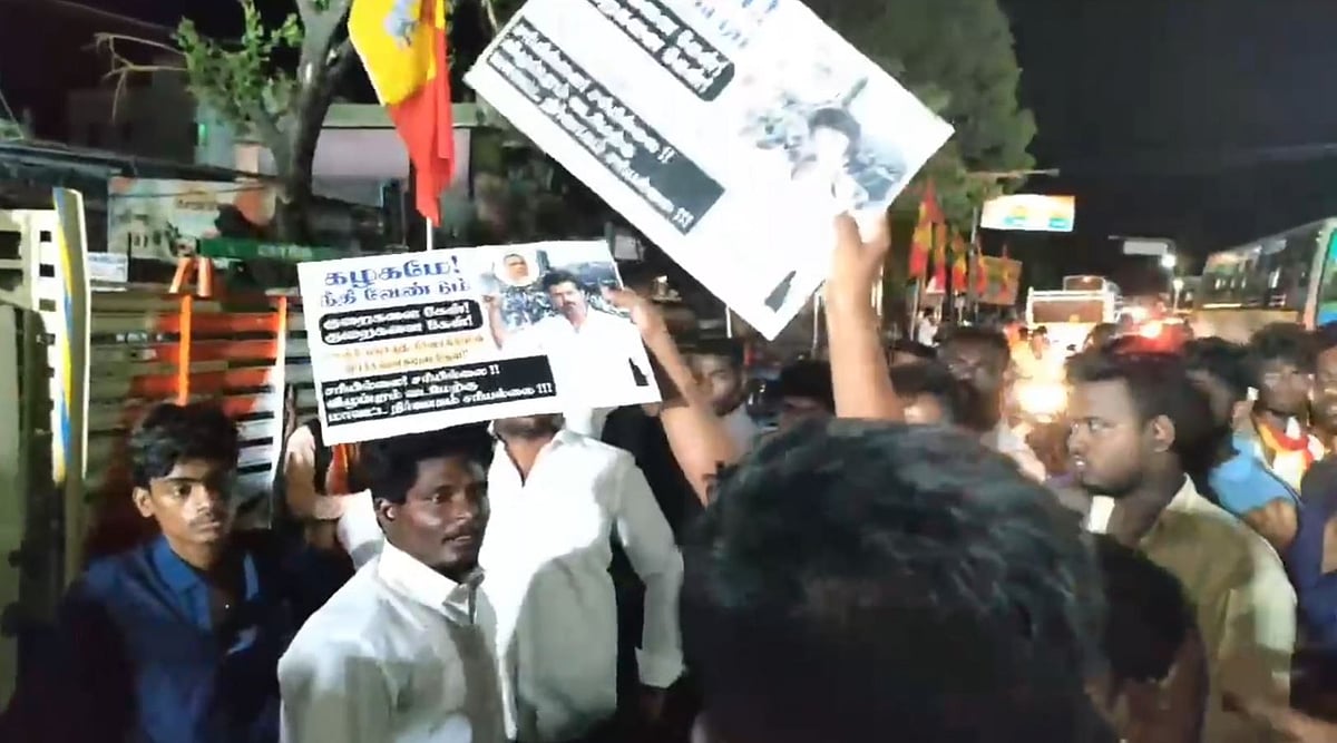 ஆனந்த் முன்னிலையில் வெடித்த மோதல்.. கொந்தளித்த நிர்வாகி.. பதாகையோடு முழக்கம்.. என்ன காரணம்? 