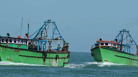 Sri Lankan pirates attacked Tamil Nadu fishermen in the middle of the sea 