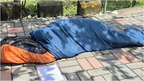 தெருவில் படுத்துறங்கும் டிசிஎஸ் ஊழியர்