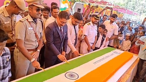 தேசியக்கொடி வடிவில் கேக் வெட்டி கொண்டாடிய மாவட்ட ஆட்சியர்