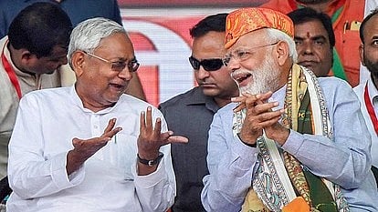 பிகார் முதலமைச்சர் நிதிஷ் குமார், பிரதமர் மோடி