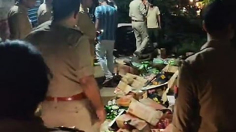 உத்தர பிரதேசத்தில் அரசு மதுபான கடையை அடித்து நொறுக்கிய பெண்கள்