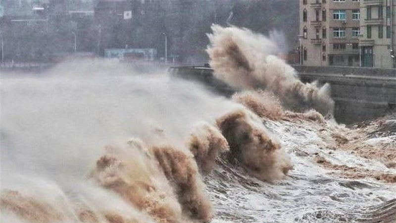 சீனாவில் தொடரும் புயல் தாக்குதல்.. மட்மோ புயலால் கொந்தளிக்கும் கடல்!