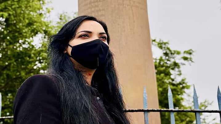 பீகார் தேர்தல் | கறுப்பு உடை மற்றும் மாஸ்க்குடன் வலம் வரும் பெண் தலைவர்! இப்படியொரு பின்னணியா?