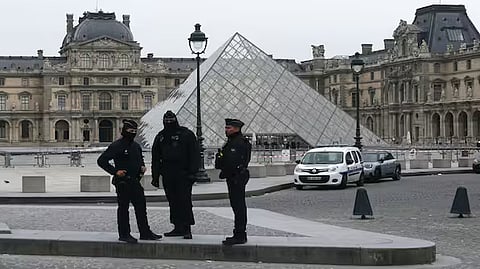 paris louvre museum 7 minutes robbery on napoleon jewels 