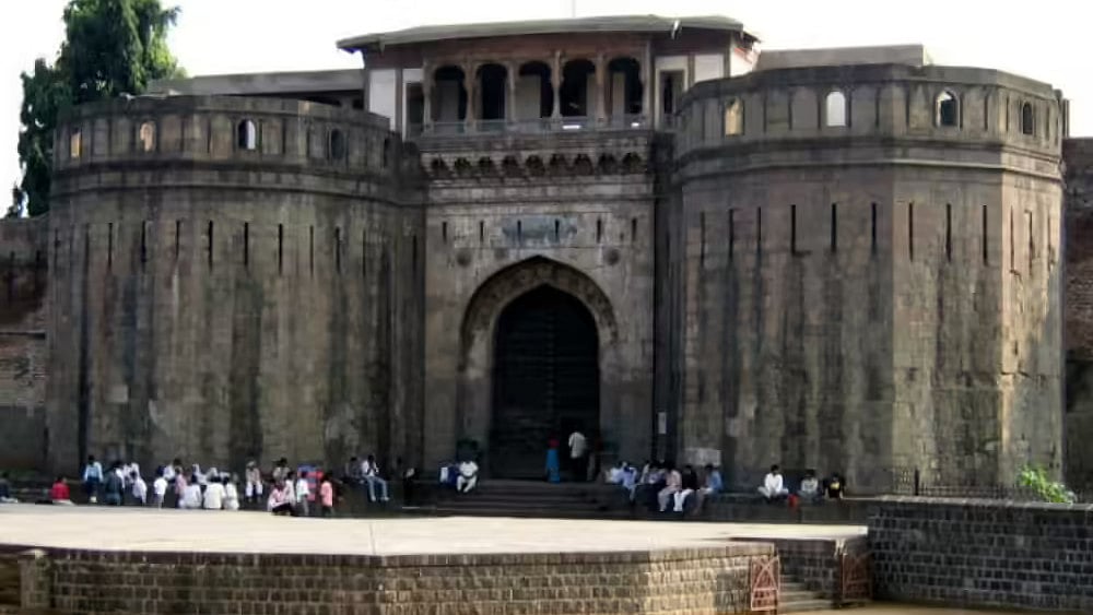 புனே கோட்டையில் தொழுகை நடத்திய பெண்கள்.. பசு கோமியத்தால் சுத்தம் செய்த பாஜக எம்பி!