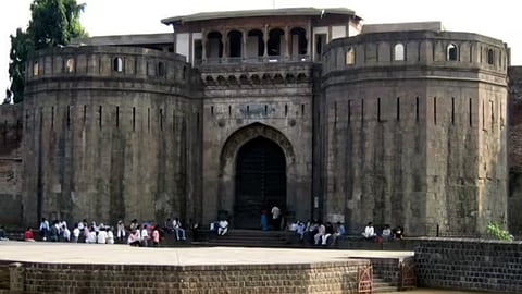 bjp mp condemns women offer namaz at pune shaniwar wada fort 