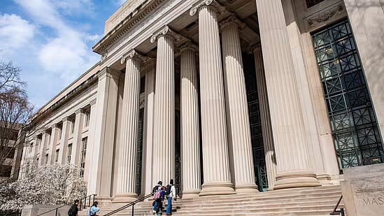 இந்தியர்களுக்கு மேலும் ஓர் அடி.. இன்னொரு அதிரடி உத்தரவைப் பிறப்பித்த அமெரிக்கா!