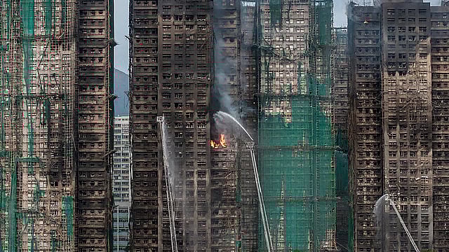 ஹாங்காங் தீ விபத்து.. 128 ஆக அதிகரித்த பலி எண்ணிக்கை.. பின்னணியில் மூங்கில் சார விவகாரம்!