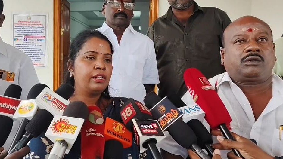 வீட்டுமனைக்கு அனுமதி வழங்க ரூ.10 லட்சம் லஞ்சம்.. திமுக பெண் கவுன்சிலர் பரபரப்பு புகார்.!