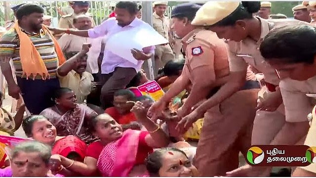 ’பணி நிரந்தரம் வேண்டும்..’ கலைஞர் நினைவிடம் அருகே தூய்மைப் பணியாளர்கள் போராட்டம்!