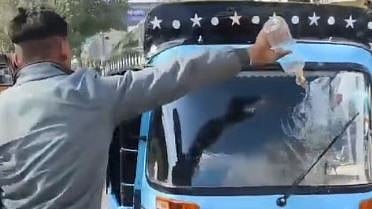 ஆட்டோவிற்கு தீ வைக்கும் ஓட்டுநர்