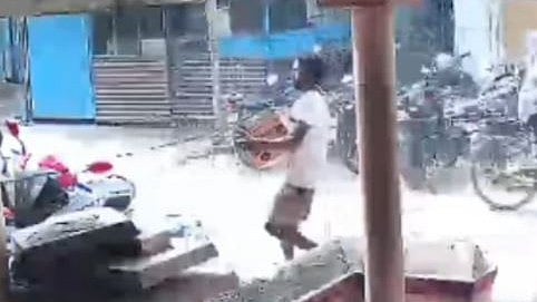 கவரிங் நகைகளை திருடிச் சென்ற நபர்