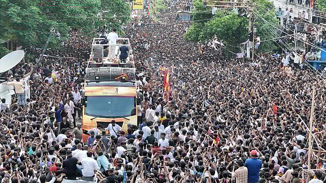 தவெக விஜய் பரப்புரை பேருந்து