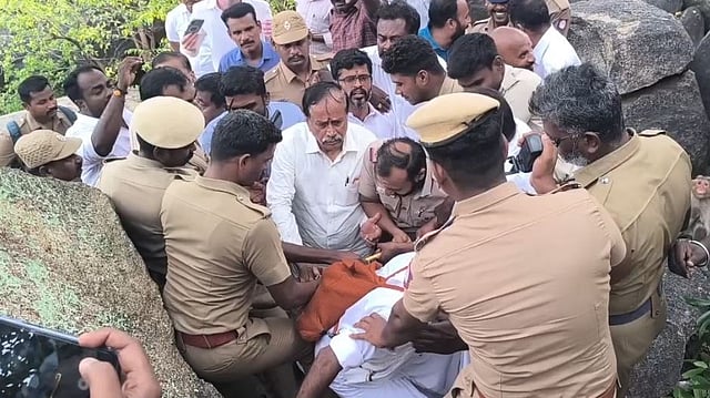 தர்ணா போராட்டத்தில் ஈடுபட்ட பாஜகவினர்