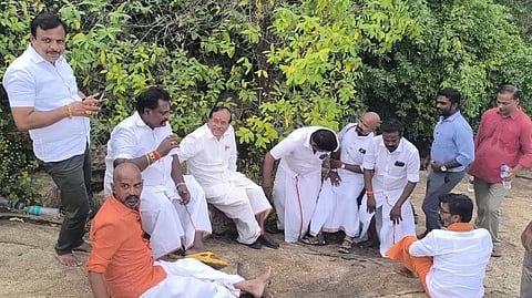 தர்ணா போராட்டத்தில் ஈடுபட்ட பாஜகவினர்