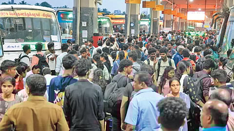 பொங்கல் பண்டிகையையொட்டி சொந்த ஊர்களுக்கு படையெடுத்த மக்கள்