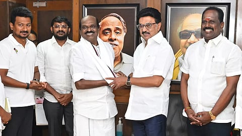aidmk ex minister r vaithilingam joins in dmk