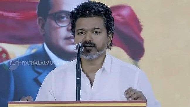 பாஜக தலைமையில் மற்றும் பலர்.. திமுக, அதிமுக என மாறிமாறி விமர்சித்த விஜய்.. தவெகவின் திட்டம் என்ன?