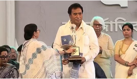 பாஜக எம்பிக்கு மேற்கு வங்க அரசின் உயரிய விருது.. திரிணாமூல் அரசின் திடீர் கரிசனம்.. பின்னணி என்ன?  