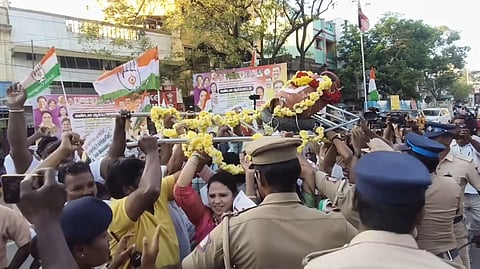 சிலிண்டருக்கு பாடை கட்டி போராட்டம்