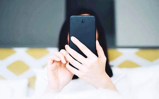 Too Much Phone Time Affects the Brain’s Dopamine