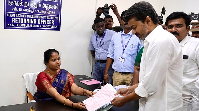 விஜய் வேட்புமனு தாக்கல்