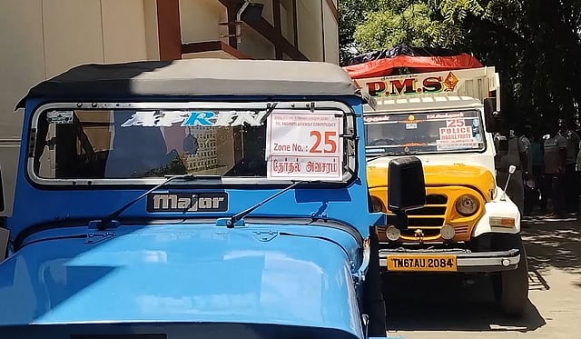 தேர்தல் பணியில் ஈடுபடும் வாகனங்கள்