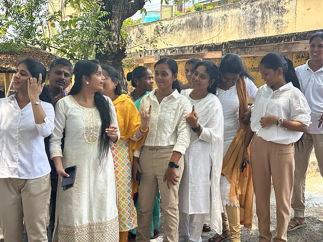 people waiting to cast vote 