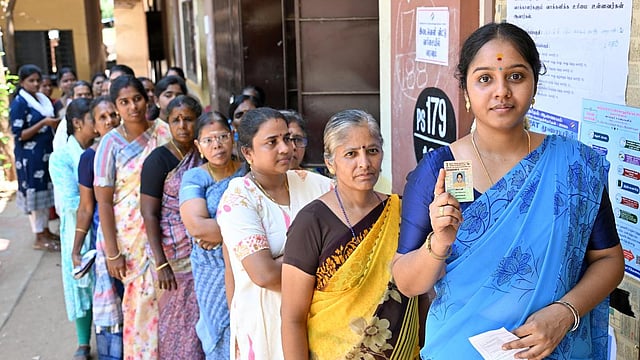 people waiting to cast vote 