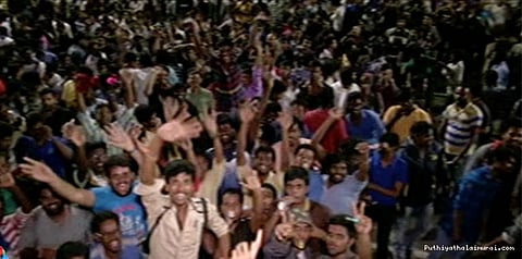 புத்தம் புதிய உற்சாகத்துடன் பிறந்தது 2017-ஆம் ஆண்டு... பொதுமக்கள் கொண்டாட்டம்